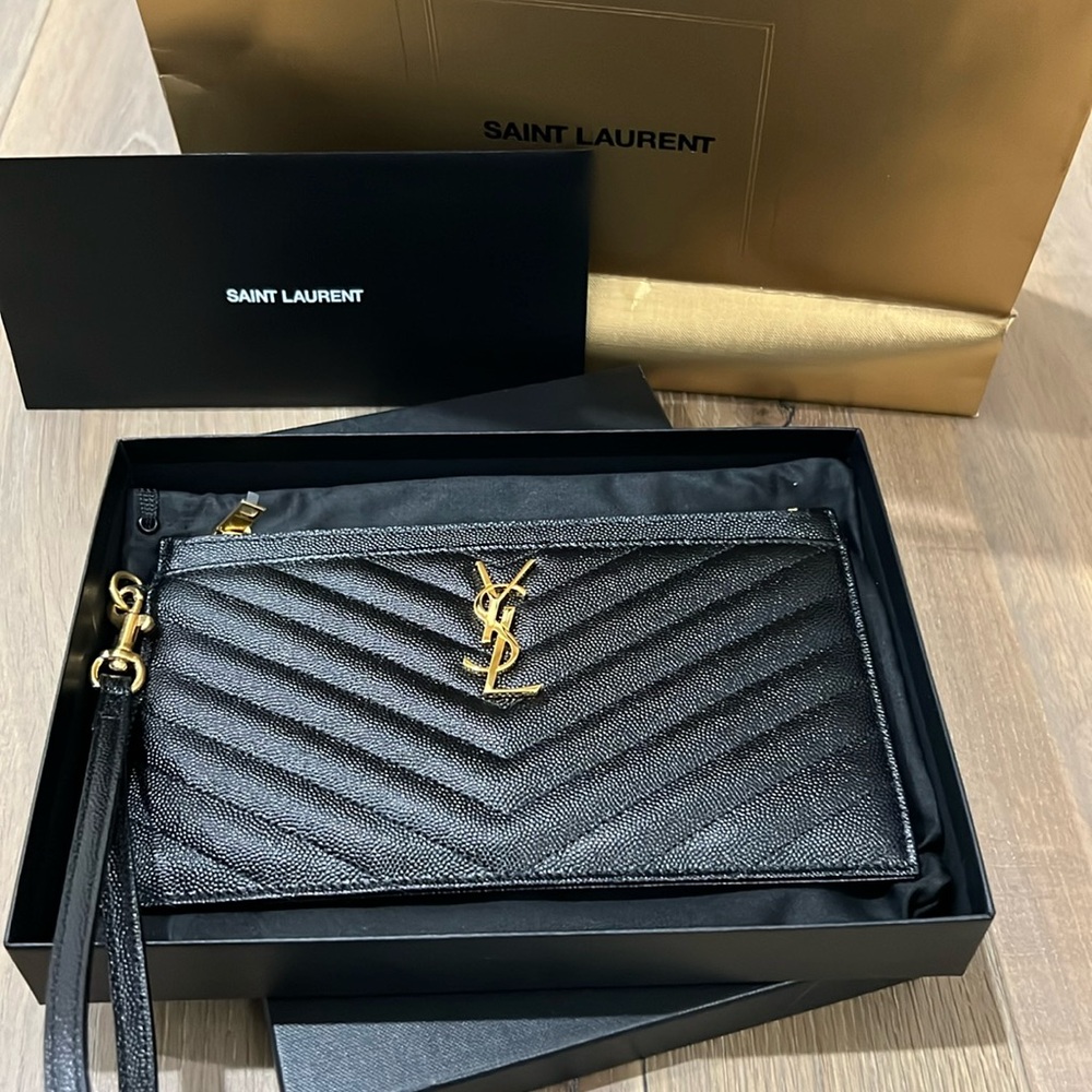 Brand new CASSANDRE MATELASSÉ LARGE POUCH IN GRAIN DE POUDRE LEATHER